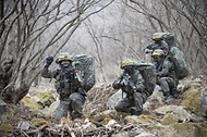 육군15보병사단 을지여단 전투단 장병들이 27일 ‘여단급 KCTC 쌍방훈련’에서 경계태세를 취하고 있다. (출처=육군)