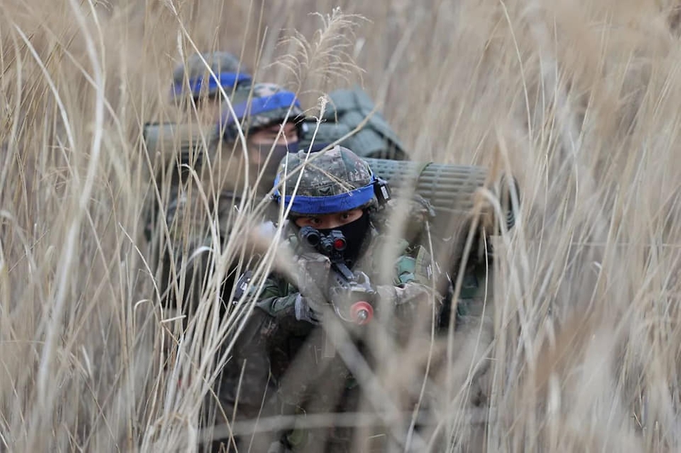 육군6보병사단 용문산여단 전투단 장병들이 27일 ‘여단급 KCTC 쌍방훈련’에서 경계태세를 취하고 있다. (출처=육군)