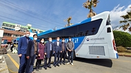 이정희 국민권익위원회 부위원장이 1일 통영항 주차장에 마련된 ‘달리는 국민신문고’ 이동 상담장을 찾아 민원인 및 조사관을 격려한 후 강석주 통영시장을 비롯한 관계자들과 기념 촬영을 하고 있다.