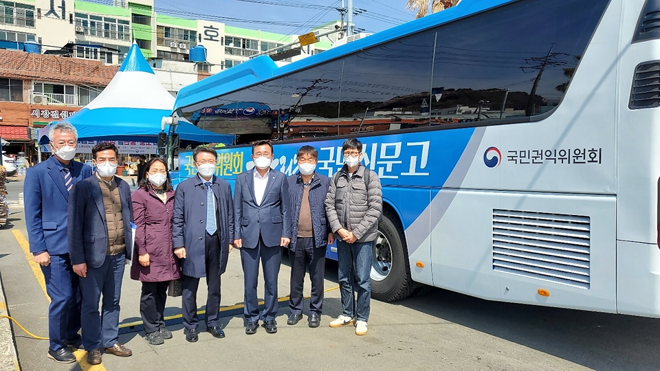 이정희 국민권익위원회 부위원장이 1일 통영항 주차장에 마련된 ‘달리는 국민신문고’ 이동 상담장을 찾아 민원인 및 조사관을 격려한 후 강석주 통영시장을 비롯한 관계자들과 기념 촬영을 하고 있다.