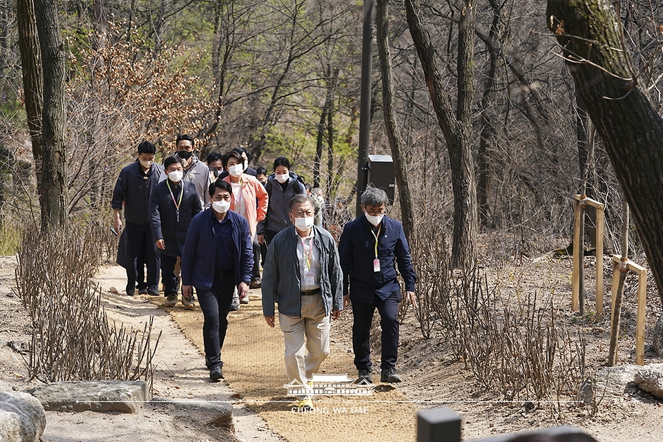 문재인 대통령과 김정숙 여사, 산행 참석자들이 5일 북악산 남측 탐방로를 오르고 있다.