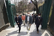 문재인 대통령이 5일 서울 삼청공원 후문에서 북악산 남측 탐방로로 들어서고 있다.