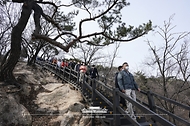 문재인 대통령이 5일 북악산 남측 탐방로를 통해 산행을 하고 있다.