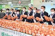 김종훈 농림축산식품부 차관과 관계자들이 7일 서울 서초구 농협하나로마트 양재점에서 ’22년산 조생 양파 소비 촉진을 위한 할인 특판 행사를 진행하고 있다.