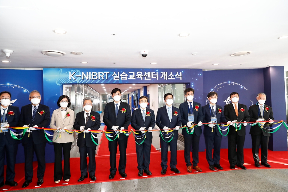 권덕철 복지부 장관과 참석자들이 11일 인천 연수구 연세대학교 국제캠퍼스에서 열린 ‘한국형 나이버트(K-NIBRT) 실습교육센터 개소식’에서 테이프 컷팅을 하고 있다.