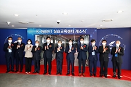 권덕철 복지부 장관과 참석자들이 11일 인천 연수구 연세대학교 국제캠퍼스에서 열린 ‘한국형 나이버트(K-NIBRT) 실습교육센터 개소식’에서 박수를 치고 있다.