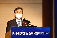 권덕철 보건복지부 장관이 11일 인천 연수구 연세대학교 국제캠퍼스에서 열린 ‘한국형 나이버트(K-NIBRT) 실습교육센터 개소식’에 참석해 축사를 하고 있다.