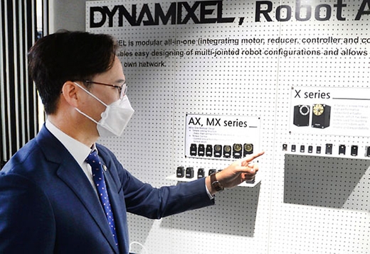 박진규 산업통상자원부 1차관이 14일 ‘산업융합 규제 샌드박스 특례 승인기업’인 서울 강서구 소재 로보티즈를 방문해 둘러보고 있다.