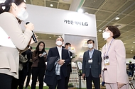 임혜숙 과학기술정보통신부 장관이 21일 서울 강남구 코엑스에서 ‘World IT Show’ 전시관을 둘러보고 있다.