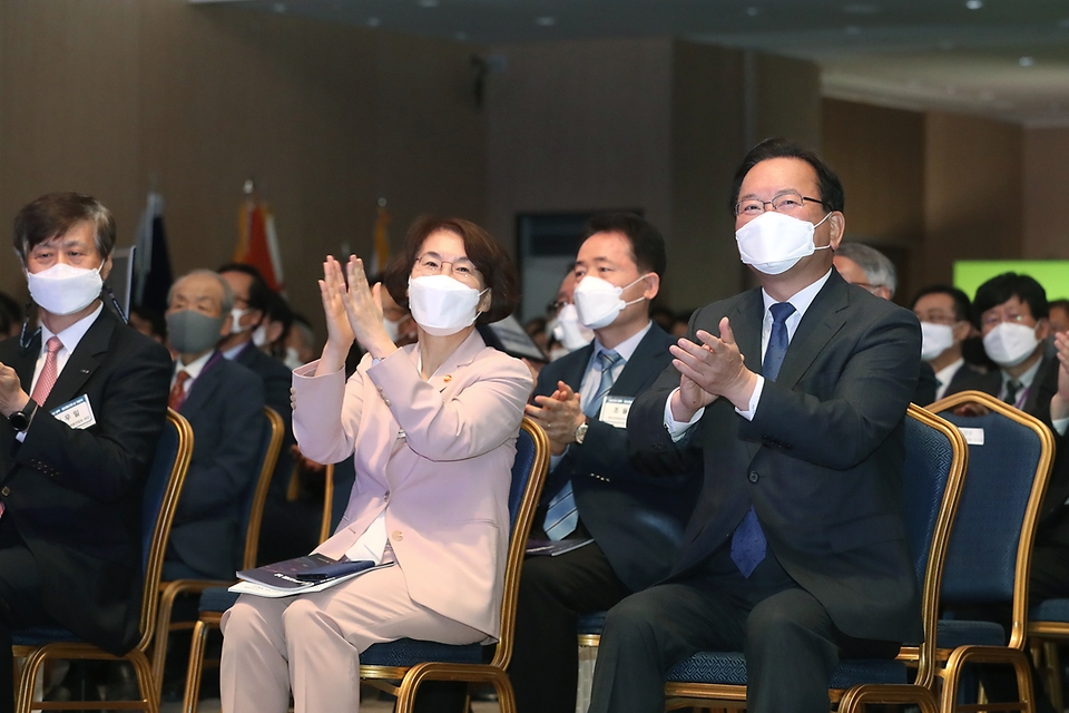 김부겸 국무총리와 임혜숙 과학기술정보통신부 장관 등 참석자들이 21일 서울 강남구 한국과학기술회관에서 열린 ‘2022년 과학·정보통신의 날 기념식’에서 박수를 치고 있다.