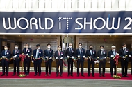 조경식 과기부 제2차관 및 참가자들이 20일 서울 강남구 코엑스에서 개최한 ‘WORLD IT SHOW 2022 개막식’에서 테이프 커팅 전 기념촬영을 하고 있다.