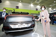 임혜숙 과학기술정보통신부 장관이 21일 서울 강남구 코엑스에서 열린 ‘World IT Show’ 기아 부스에서 전기차 EV6 GT라인을 충전해보고 있다.