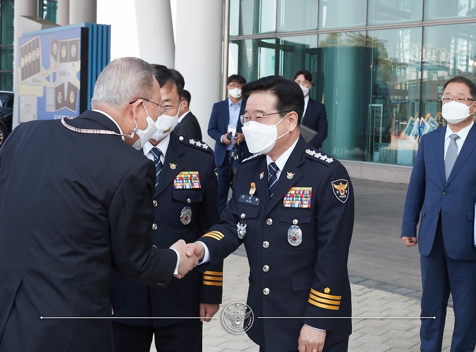 김창룡 경찰청장이 20일 경기 고양시 일산서구 킨텍스에서 열린 ‘2022 대테러 고위급 국제심포지엄’에 앞서 반기문 제8대 유엔사무총장을 만나 악수하며 인사를 나누고 있다.