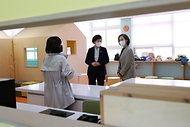 유은혜 사회부총리 겸 교육부 장관이 22일 울산 울주군 상북면 마을교육공동체거점센터를 둘러보고 있다.