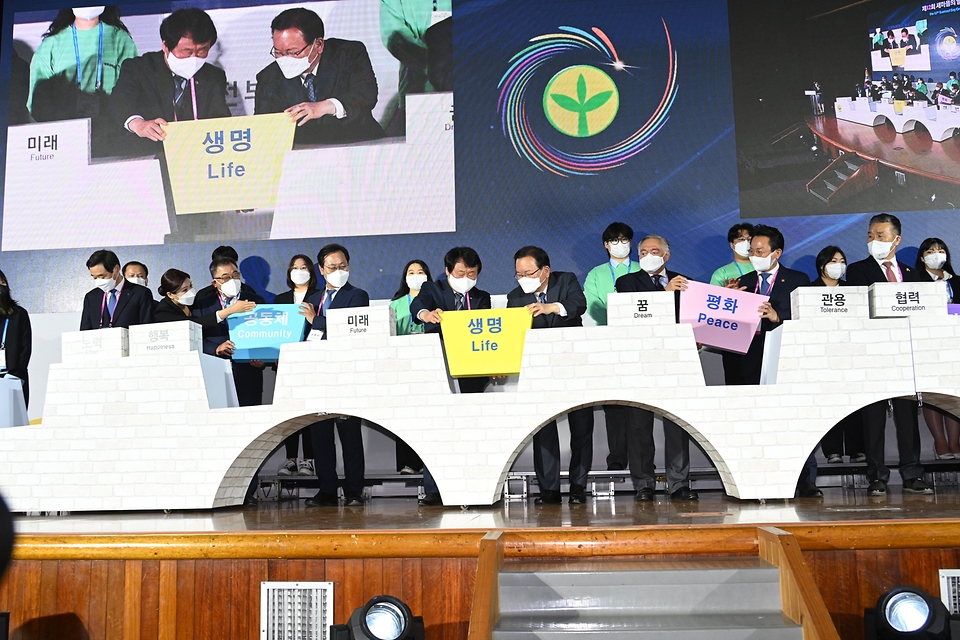 김부겸 국무총리와 염홍철 새마을운동중앙회장 및 참석자들이 22일 경기 성남시 새마을운동중앙회에서 열린 ‘제12회 새마을의 날’ 기념식에 참석해 퍼포먼스를 하고 있다.