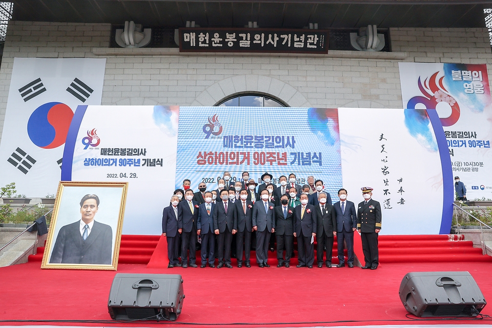 김부겸 국무총리가 29일 오전 서울시 양재동 매헌윤봉길의사기념관 야외광장에서 열린 매헌 윤봉길 의사 상해 의거 90주년 기념식에 참석하여 주요내빈과 함께 행사가 끝난후 기념촬영을 하고 있다