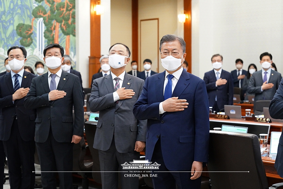 문재인 대통령이 3일 청와대 본관에서 열린 국무회의에서 국기에 대한 경례를 하고 있다.