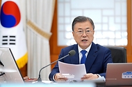 문재인 대통령이 3일 청와대 본관 세종실에서 열린 마지막 국무회의에서 발언을 하고 있다.