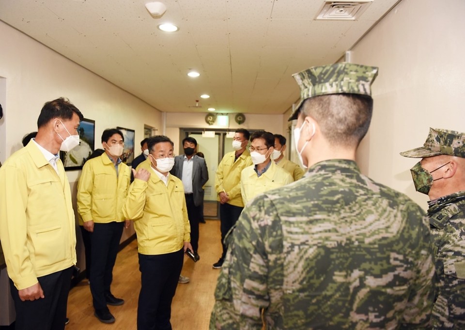 이승우 행정안전부 재난안전관리본부장이 3일 인천 옹진군 연평도 해병대 연평부대를 방문해 장병을 격려하고 있다.