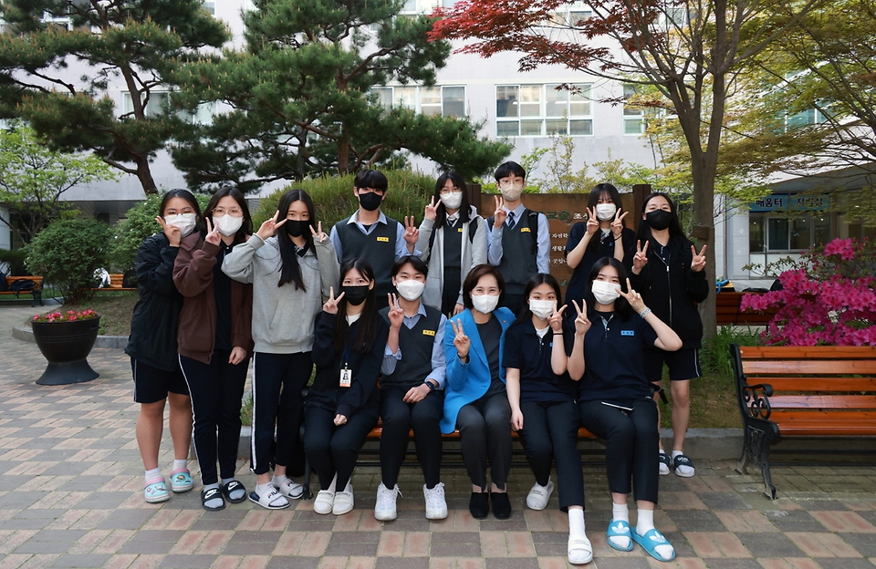 유은혜 사회부총리 겸 교육부 장관과 학생들이 3일 대전 유성구 지족고등학교에서 기념촬영을 하고 있다.