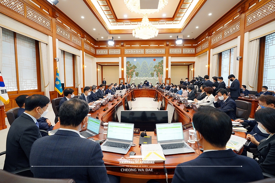 문재인 대통령이 3일 청와대 본관 세종실에서 마지막 국무회의를 주재하고 있다.