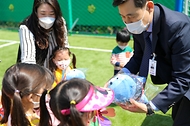 해양경찰청 관계자가 3일 인천 연수구 해양경찰청 복합체육시설 오션파크에서 열린 어린이날 행사에서 해양경찰청 어린이집 원아에게 어린이날 인형을 나눠주고 있다.