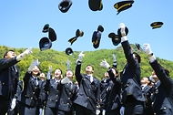 4일 여수 해양경찰교육원에서 제70기 해양경찰 간부후보생 졸업식에서 졸업생들이 모자를 하늘로 던지며 기뻐하고 있다.