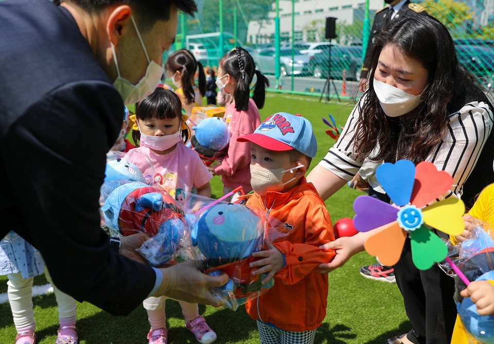 해양경찰청 관계자가 3일 인천 연수구 해양경찰청 복합체육시설 오션파크에서 열린 어린이날 행사에서 해양경찰청 어린이집 원아에게 어린이날 인형을 나눠주고 있다.