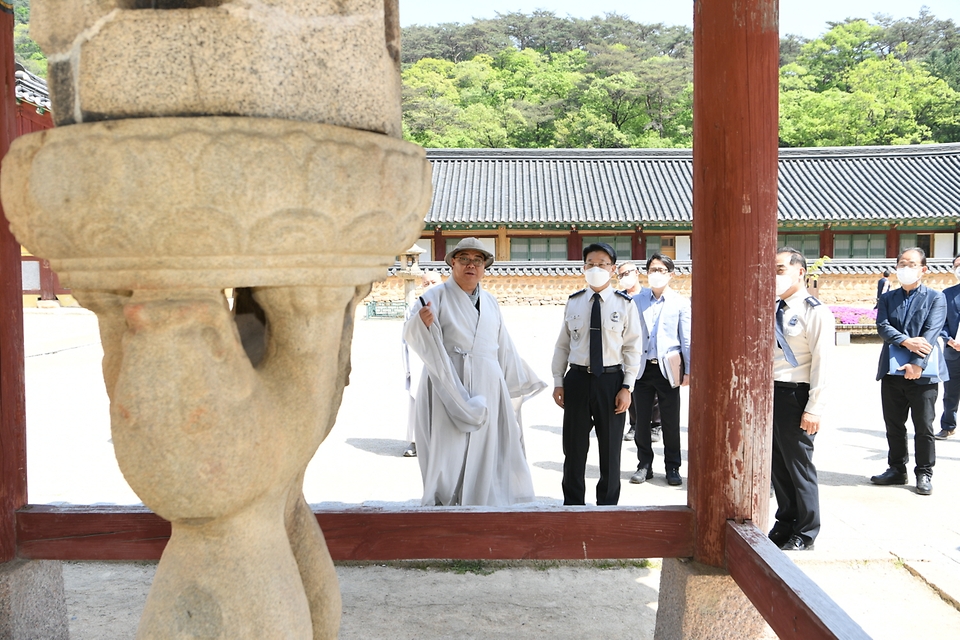 이흥교 소방청장이 4일 부처님 오신 날을 앞두고 충북 보은군 법주사를 방문해 전통사찰 화재안전점검을 하고 있다.