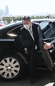 윤석열 대통령이 10일 서울 용산에 마련된 대통령실 청사에 도착해 차량에서 내리고 있다.
