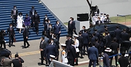 김건희 여사가 10일 서울 여의도 국회의사당 앞 잔디마당에서 열린 제20대 대통령 취임식 후 박근혜 전 대통령을 배웅하고 있다.