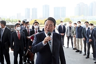 윤석열 대통령이 10일 서울 용산에 마련된 대통령실 청사에 도착해 직원들에게 인사말을 전하고 있다.
