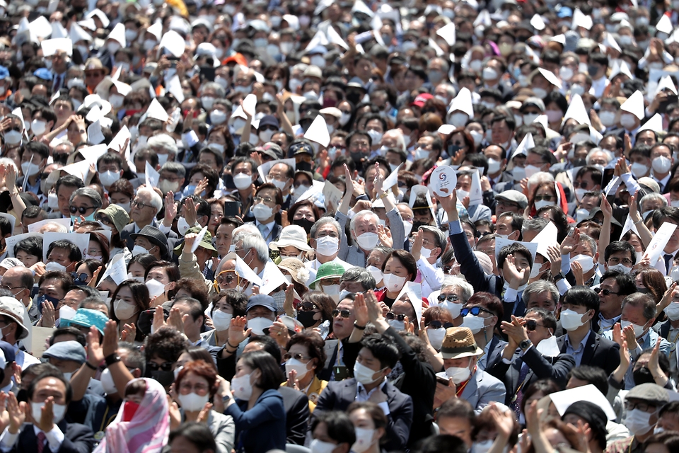 10일 서울 여의도 국회의사당 앞 잔디마당을 가득 메운 국민들이 제20대 대통령의 취임식을 지켜보고 있다.