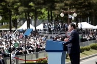 윤석열 대통령이 10일 서울 여의도 국회의사당 앞 잔디마당에서 열린 제20대 대통령 취임식에서 취임사를 하고 있다.