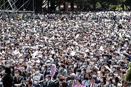 10일 서울 여의도 국회의사당 앞 잔디마당을 가득 메운 국민들이 제20대 대통령의 취임식을 지켜보고 있다.