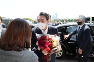윤석열 대통령이 10일 서울 용산에 마련된 대통령실 청사에 도착해 직원으로부터 꽃다발을 받고 있다.
