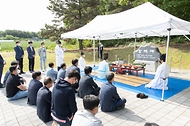 농촌진흥청 국립축산과학원 직원들이 10일 전북 전주시 농촌진흥청 내 축혼비 앞에서 축산업 발전을 위해 희생된 가축들의 넋을 위로하는 축혼제를 지내고 있다.