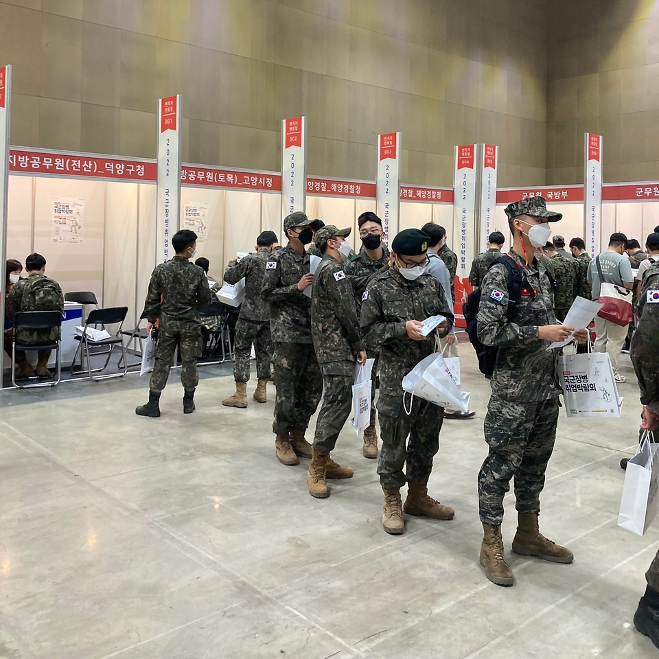 국군장병들이 11일 경기 고양시 일산서구 킨텍스 5홀에서 열린 ‘2022년 전반기 제1차 국군장병 취업박람회’에서 상담을 받기 위해 기다리고 있다.