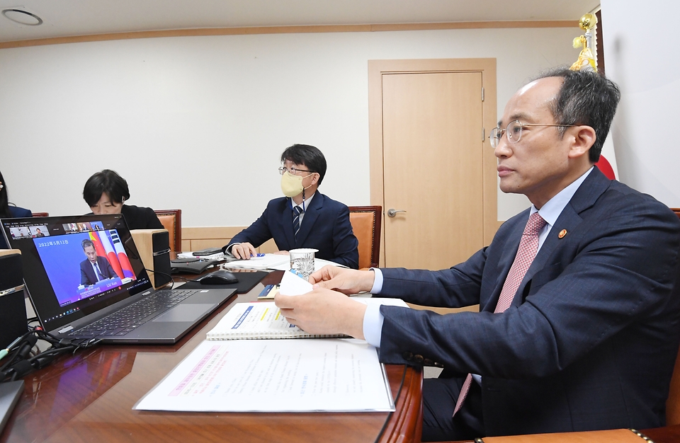 추경호 부총리 겸 기획재정부 장관이 12일 서울 종로구 정부서울청사에서 화상으로 열린 ‘제22회 한·중·일 재무장관회의’에서 최근 경제·금융동향과 관련해 발언을 하고 있다.