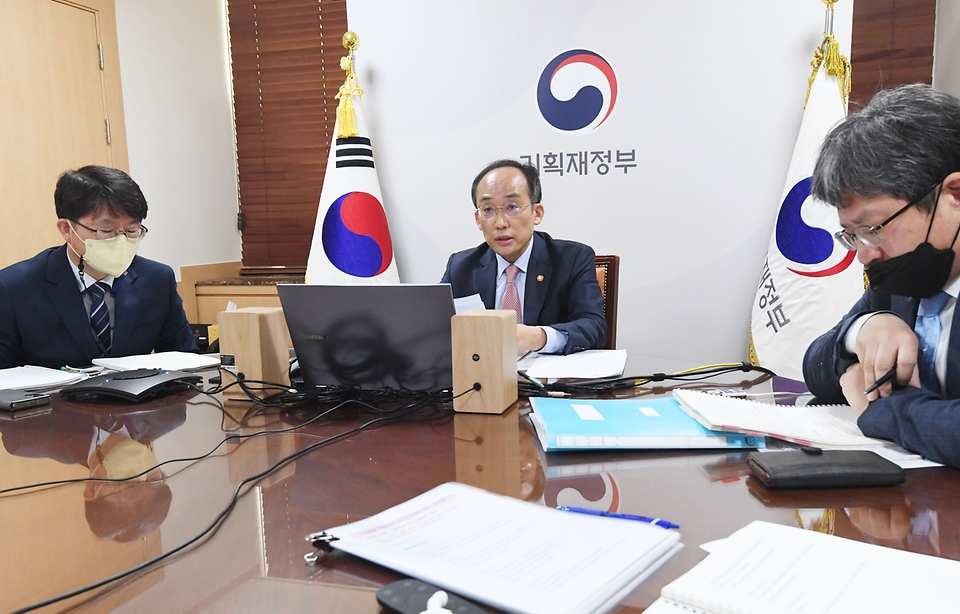 추경호 부총리 겸 기획재정부 장관이 12일 서울 종로구 정부서울청사에서 화상으로 열린 ‘제22회 한·중·일 재무장관회의’에서 최근 경제·금융동향과 관련해 발언을 하고 있다.