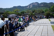 <p>12일 서울 종로구 청와대에서 열린 &lsquo;청와대, 국민품으로&rsquo; 개방행사에 참석한 시민들이 시설을 둘러보고 있다.</p>