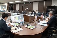 박광석 기상청장이 12일 정부대전청사에서 영상을 통해 개최된 제2차 한-영 기상협력회의에 참석해 발언하고 있다.