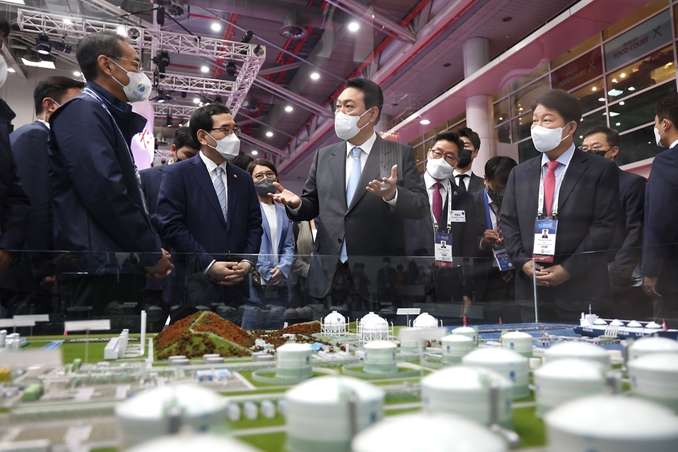 윤석열 대통령이 24일  대구 엑스코(EXCO)에서 열린 2022 세계가스총회 개회식에 참석해 한국가스공사 부스에서 LNG-LH2 하이브리드 인수기지 모형을 살펴보고 있다.