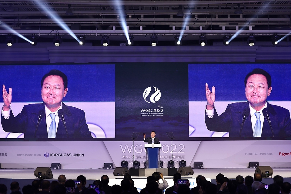  윤석열 대통령이 24일 대구 엑스코(EXCO)에서 열린 2022 세계가스총회 개회식에 참석해 축사를 하고 있다.