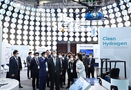 윤석열 대통령이 24일 대구 엑스코(EXCO)에서 열린 2022 세계가스총회 개회식에 참석해 제1전시장 SK E&S 부스를 둘러보고 있다. 