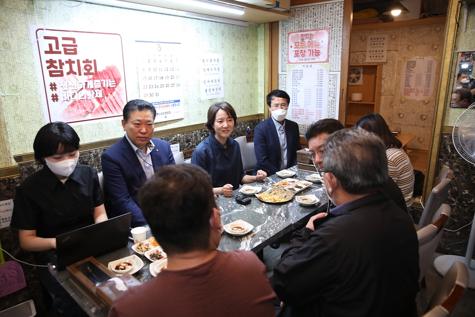 이영 중소벤처기업부 장관이 25일 서울 종로구 통인시장 내 식당에서 상인회 관계자들을 만나 건의사항을 듣고 있다.
