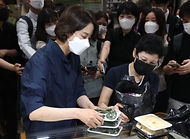 이영 중소벤처기업부 장관이 25일 서울 종로구 통인시장에서 장을 보고 있다.