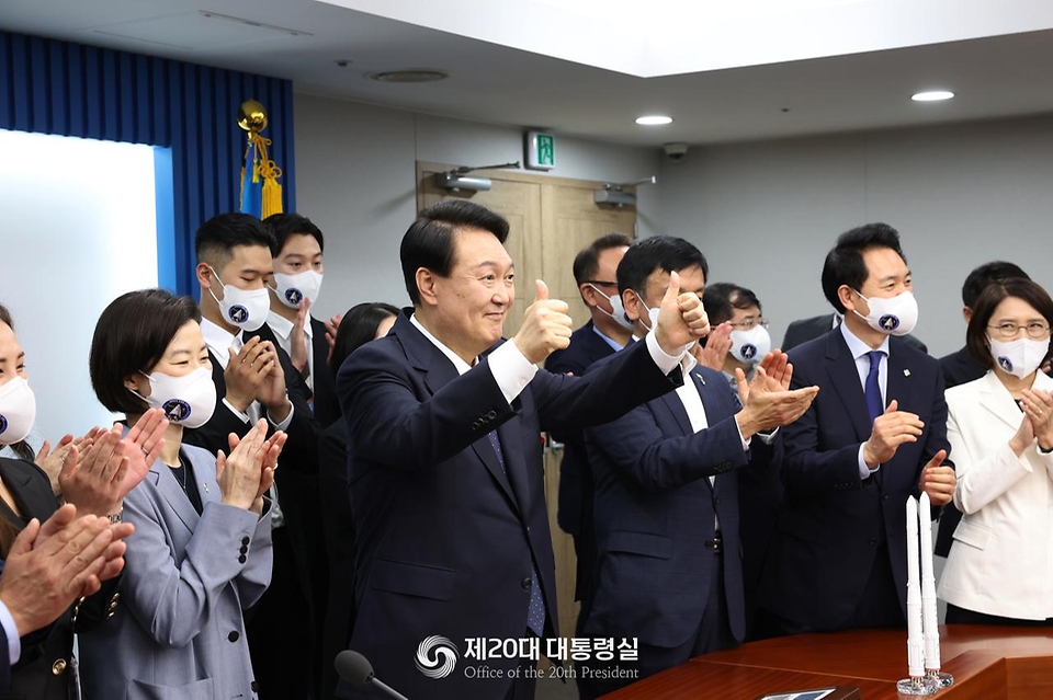 윤석열 대통령이 21일 서울 용산구 대통령실 청사 영상회의실에서 이종호 과학기술정보통신부 장관으로부터 누리호 발사 성공 결과를 보고 받은 후 밝은 표정으로 엄지를 들어 올리고 있다. 