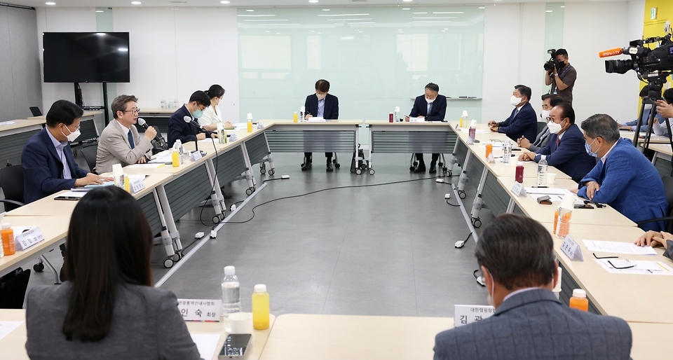 박보균 문화체육관광부 장관이 22일 서울 중구 한국관광공사 서울센터에서 관광업계와 간담회를 열고 관광산업 코로나19 극복 및 재도약, 규제혁신 등 정책 방향을 논의하고 있다.