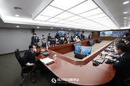 윤석열 대통령이 21일 서울 용산구 대통령실 청사 영상회의실에서 누리호 발사를 생중계로 시청하고 있다. 